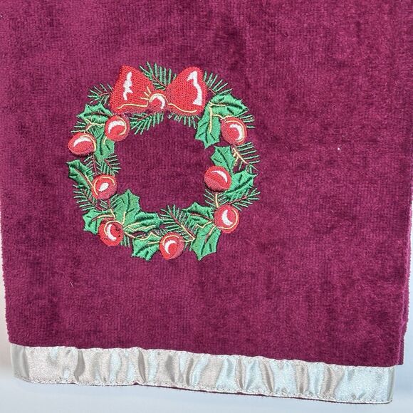 Trim A Home Christmas Presents Red Bathroom Towel Set 3 pieces Wreath design Cot - Picture 3 of 11